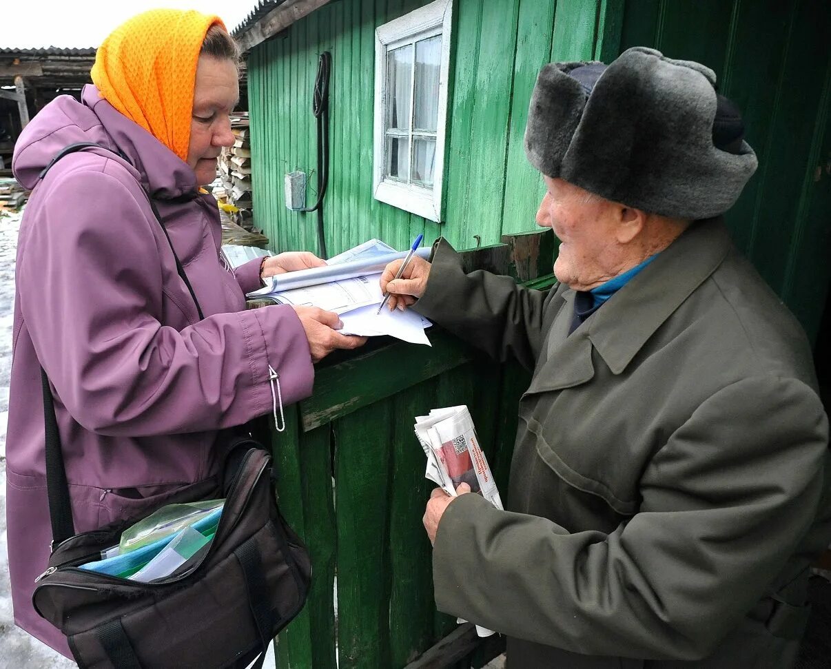 Пенсионер переезжает в москву. Сельские пенсионеры. Пенсионеры в деревне. Пенсионеры на селе. Почтальон с пенсией.