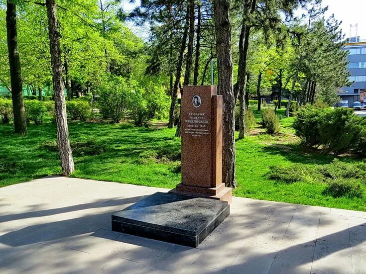 Памятники на могилу из гранита в рост. Памятники в ростове на дону могилу. Памятники на северном кладбище ростова на дону. Памятник во весь рост. Памятники в ростове на дону могилу.