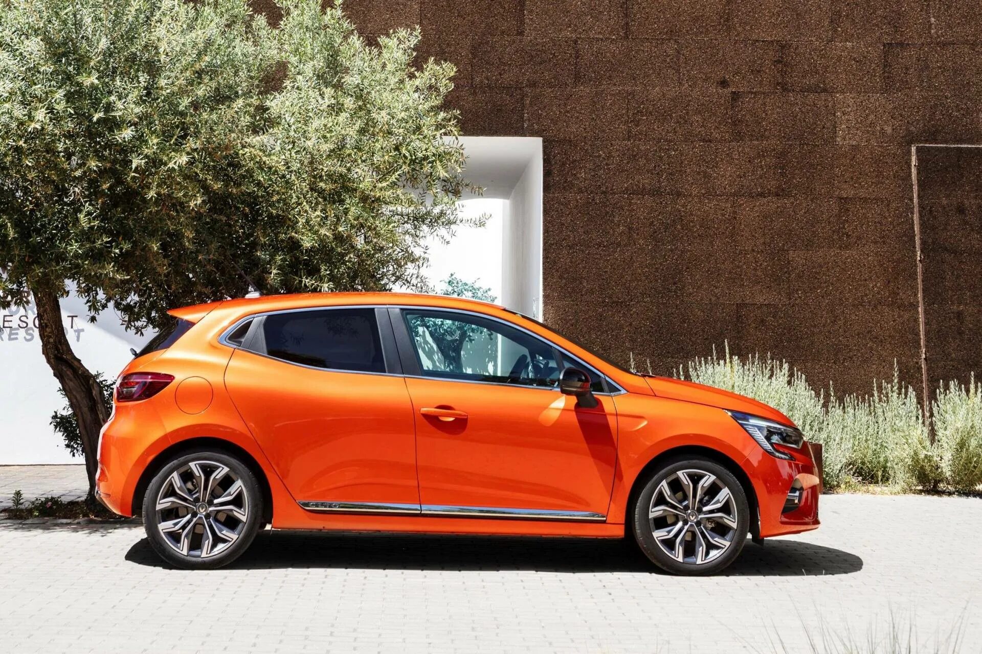 Clio 100. Renault clio 2025. renault clio 2025. рено clio 2025. renault clio orange.