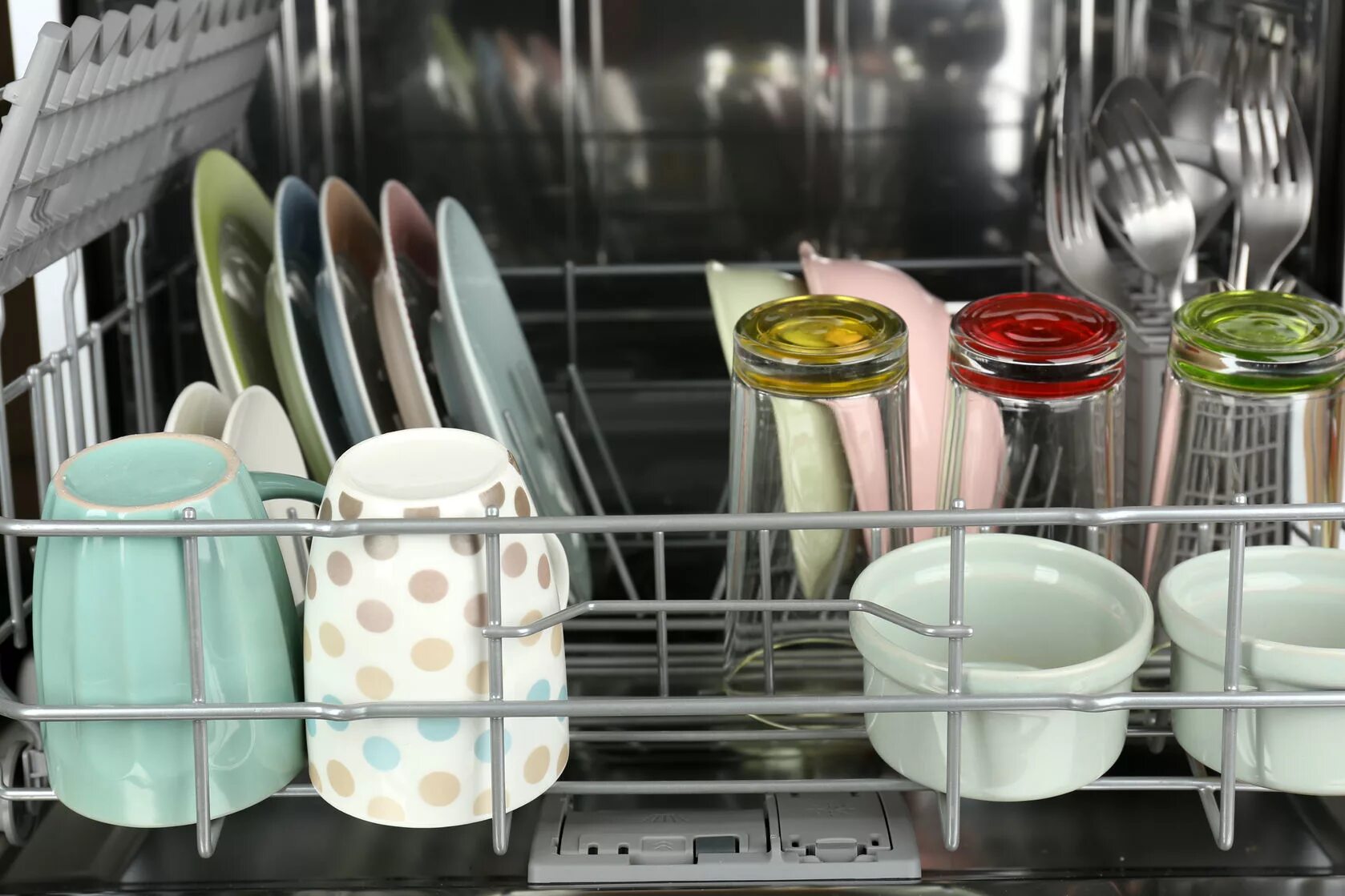 Посуда. Чистая посуда на кухне. Мытье посуды. Мытая посуда. Брать посуду можно