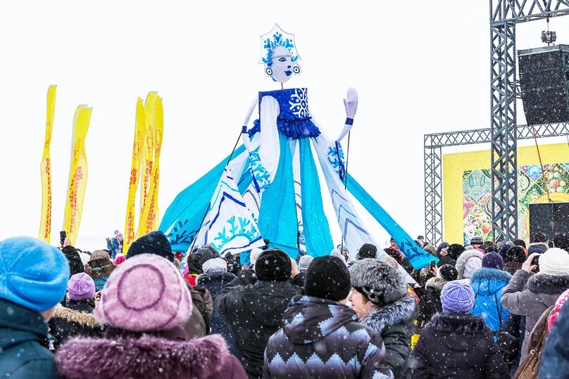 Сибирское подворье масленица. Сибирская Масленица Сибирское подворье. Сибирское подворье Бийск. Сибирская Масленица Новотырышкино 2024. Снежная горка на Масленицу.