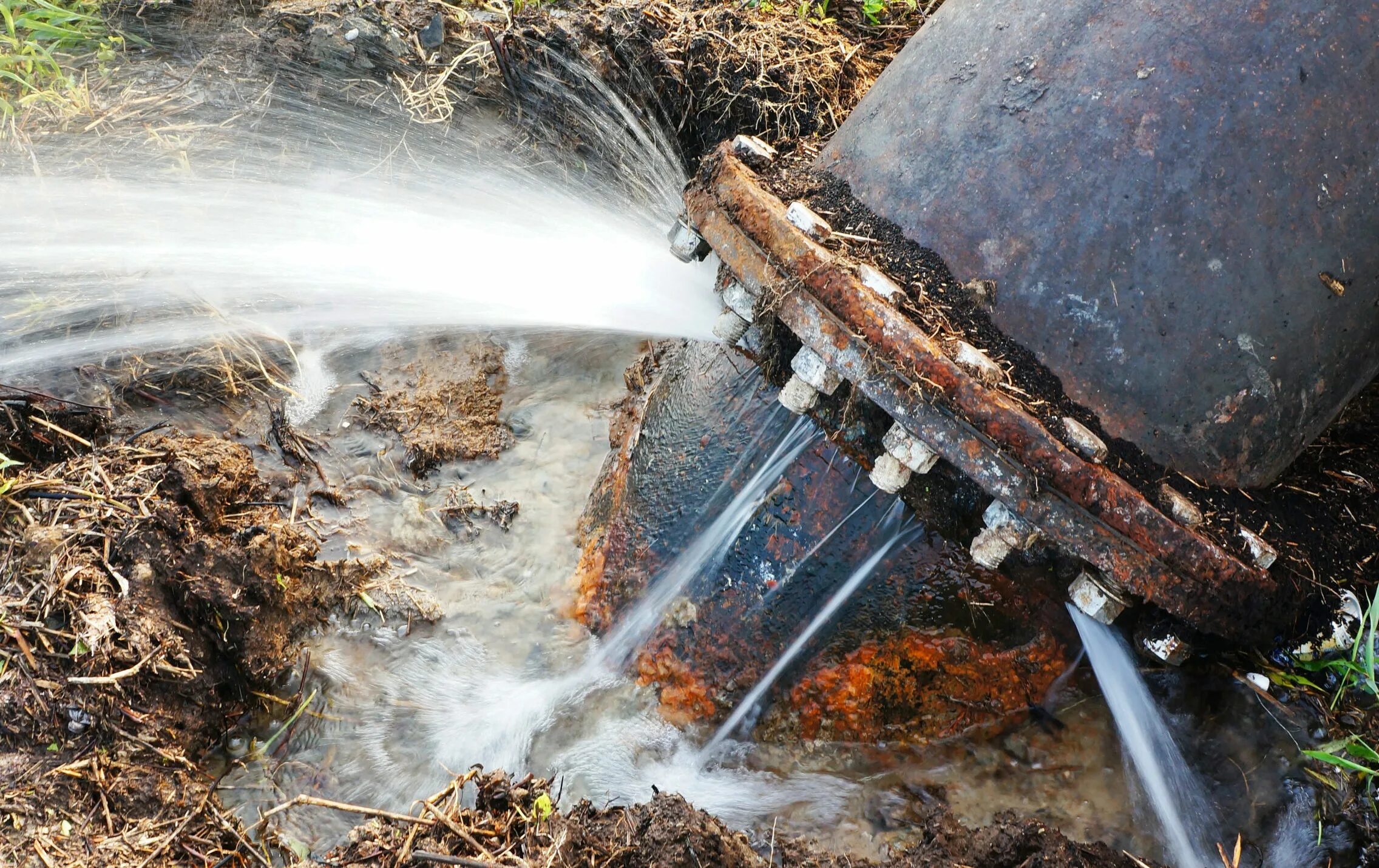 Трубы для воды. Вода из трубы. Вода течет по трубам. Большие трубы в воде. Работа текущей воды