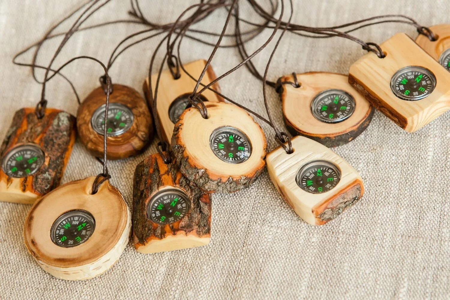 Какие изделия в этом году. Сувениры из дерева. Деревянные украшения. Сувенирные изделия из дерева. Деревянная бижутерия.