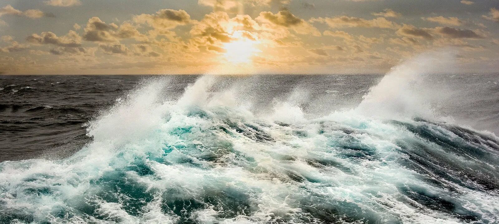 Включи северный шторм. Атлантический океан шторм. Атлантический океан фото шторм. Буря в Атлантическом океане. Атлантический океан волны.