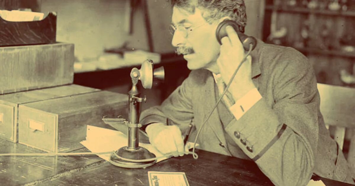 Первый телефон. Первый телефон 20 века. История телефона. Первый в истории телефонный звонок. Первые телефоны в ссср