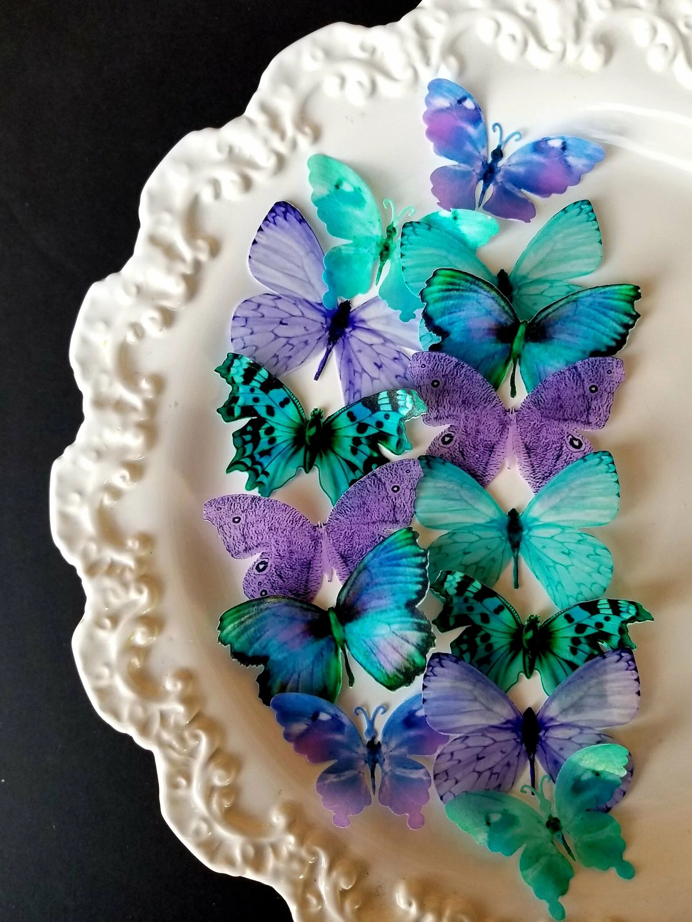 Вафельные бабочки для торта купить. Торт «бабочки». Тортик с бабочками. Украшение торта бабочками вафельными. Торт с цветочками и бабочками.