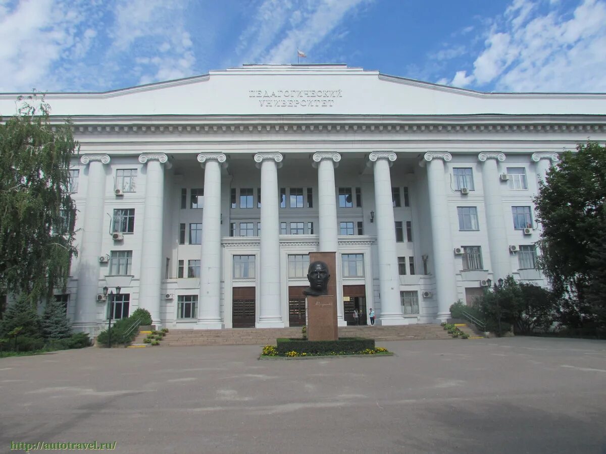 Пединститут волгоград. Волгоград педагогический университет памятник Серафимовичу. Педагогический университет Волгоград остановка. Красноармейский университет Волгоград. Территория перед педагогическим университетом Волгоград.