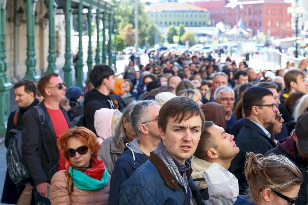 Москва люди. Москвичи люди. Москвичи люди Москва. Люди в очереди. Новости бизнеса политики