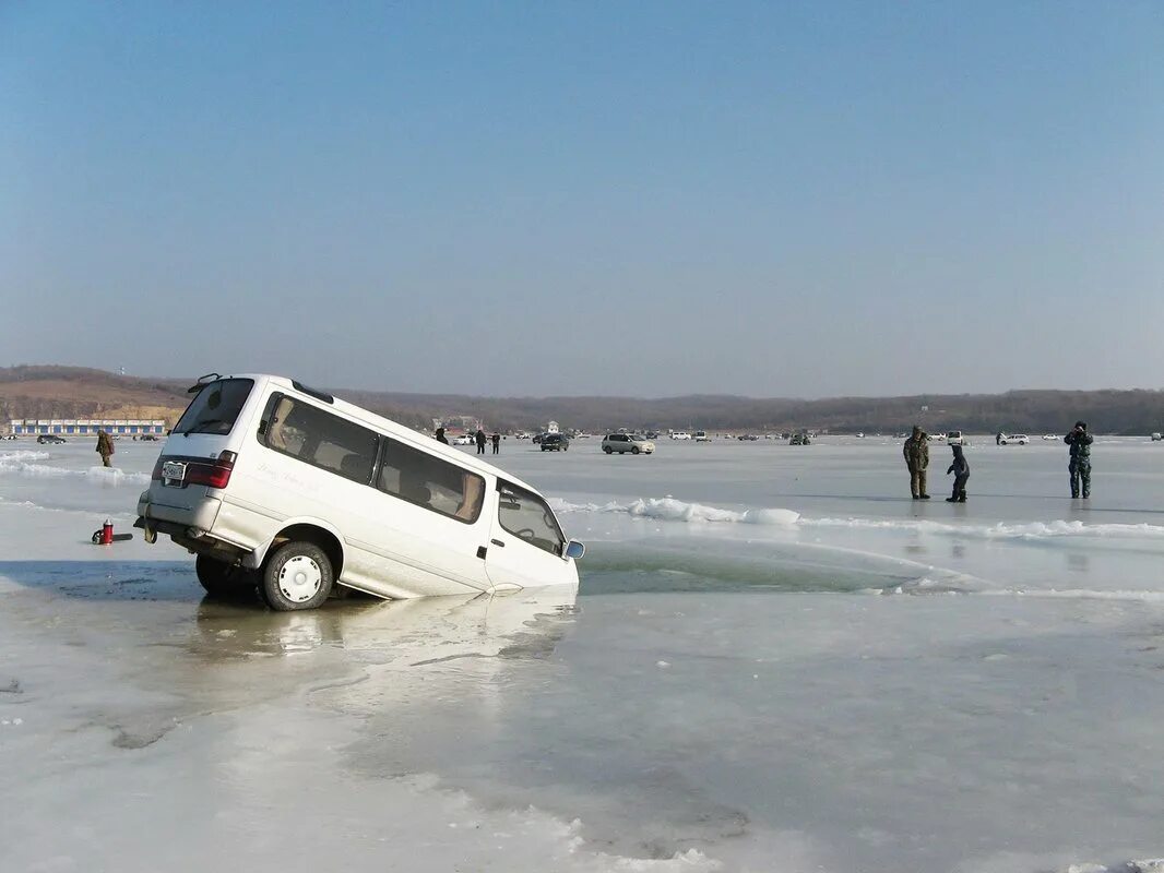 Можно на машине на лед. Выезд на лед. Машины на льду на зимней рыбалке. Выезд на лед на транспортном средстве. Выезд автотранспорта на лед запрещен.