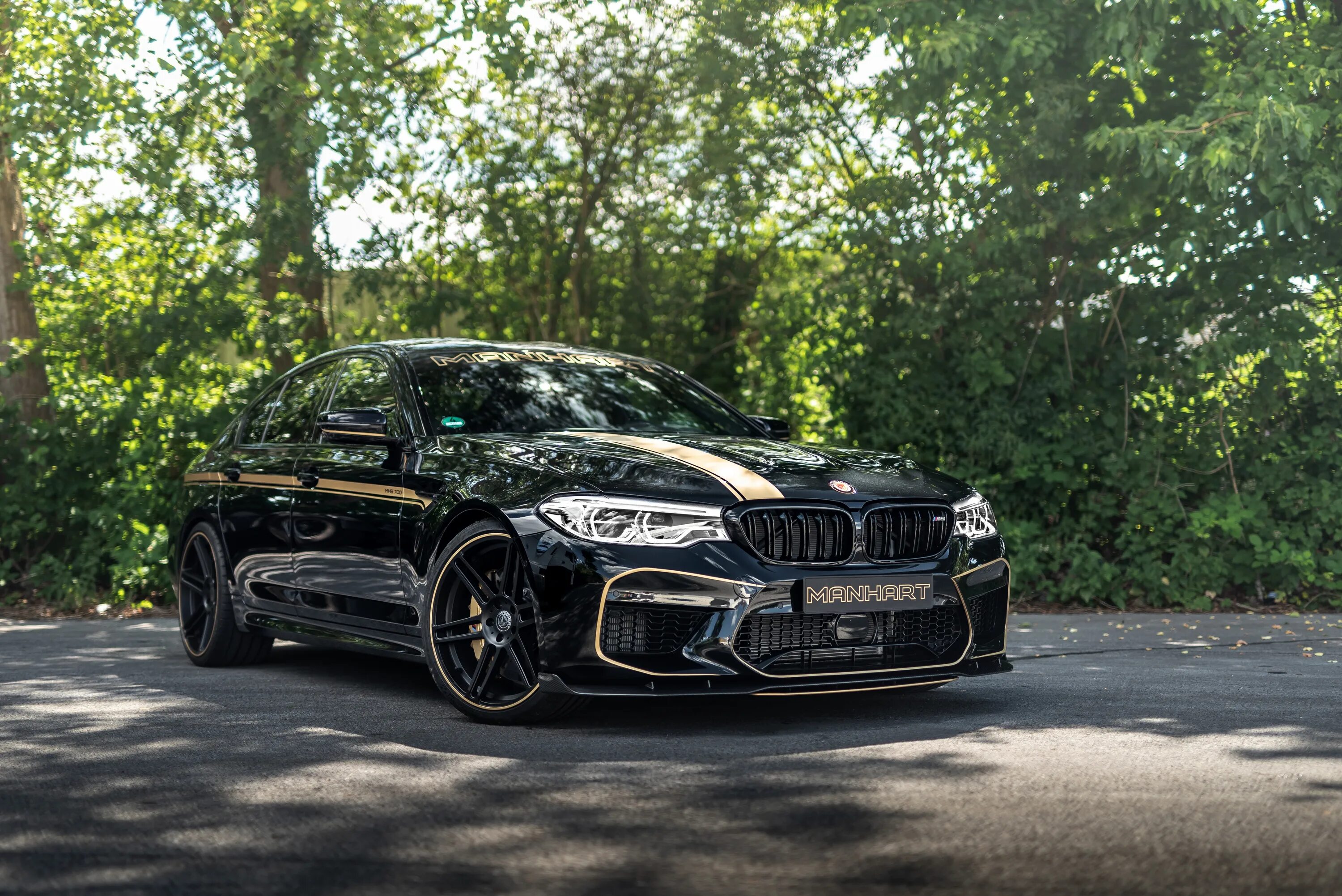 Бмв ф90 на рабочий стол. BMW m5 f90 Performance Black. BMW m5 f90 Manhart. BMW m5 Manhart mh5 700. BMW m5 f90 Black Tuning.