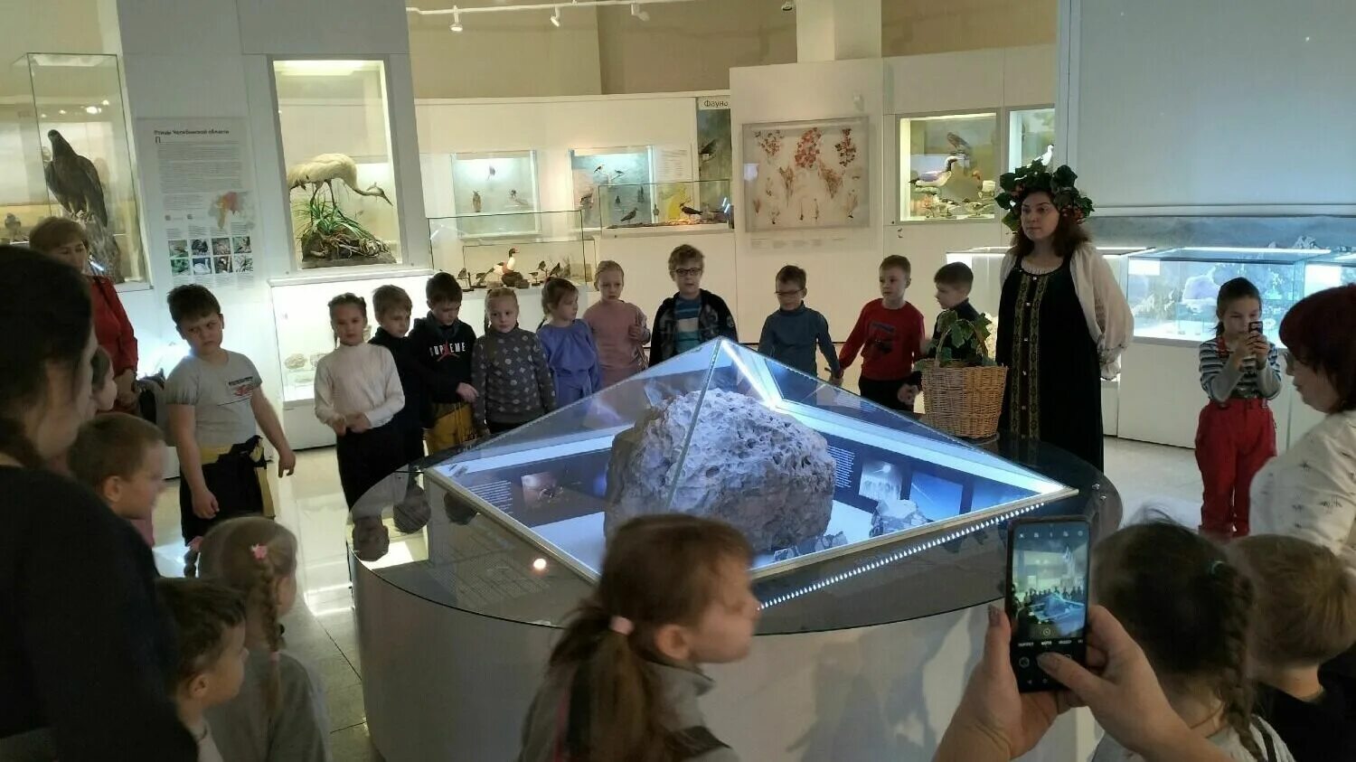 Девочка метеорит. Метеорит в музее челябинска. челябинский метеорит в музее в челябинске. 10 лет челябинскому метеориту. метеорит в челябинске 2013.
