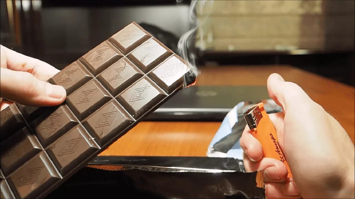 плиточный шоколад. шоколад горит. шоколадка горит. плитка шоколада. горящие шоколадки.