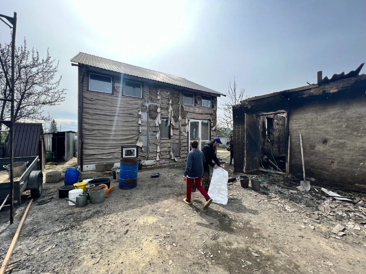 Месте ли. Сгоревшие дома в Смолино. Смолино дома обгоревшие. Мой дом на посёлке. Поселок мама.