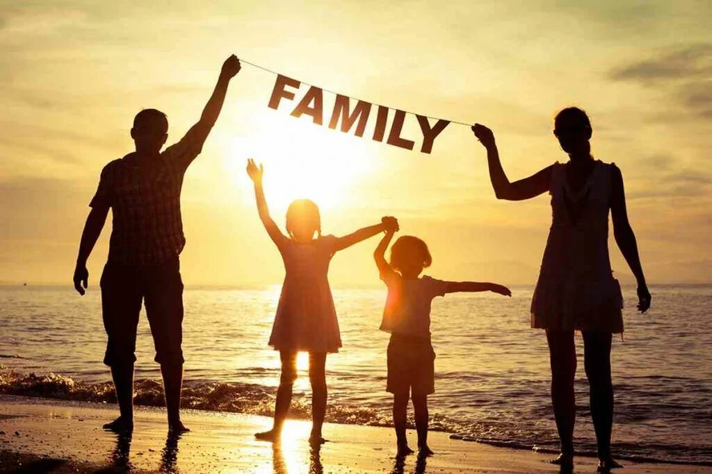 Family sharing 2024. Семья со счастливым ребёнком. Обнимает ноутбук. Семья у телевизора. Family sharing 2024.
