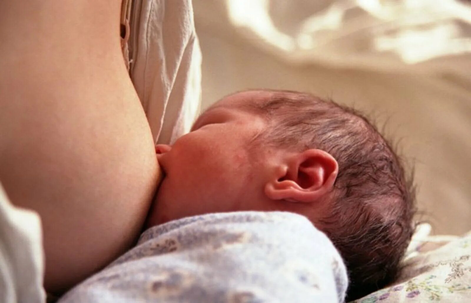 Грудное вскармливание новорожденного. Вскармливание новорожденного ребенка в роддоме. Новорожденный у груди. Новорожденный после родов.