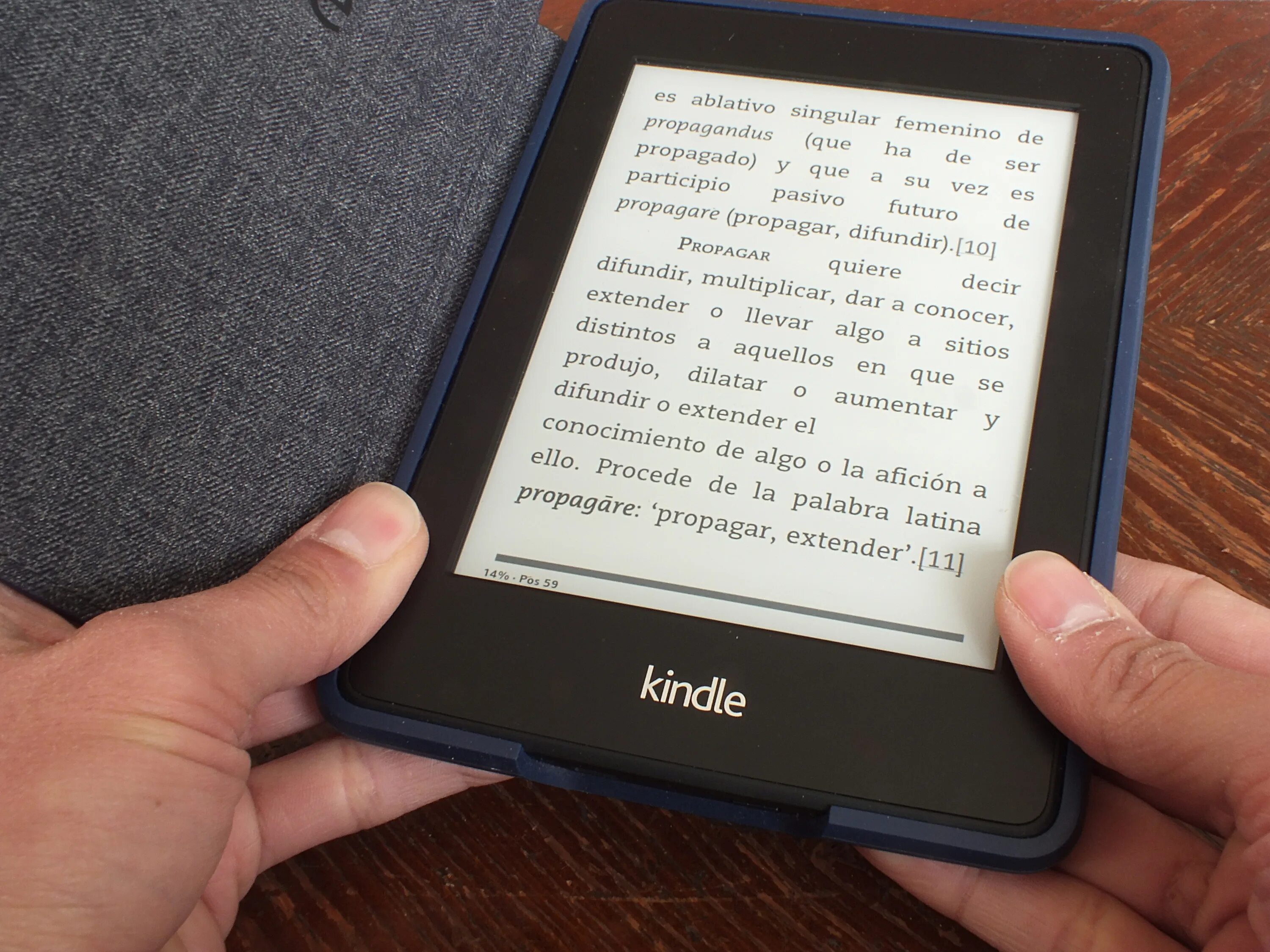 Kindle Paperwhite 3 экран. Iphone 14 Amazon Kindle. Amazon Kindle Paperwhite 2021 packages. Фоны для чтения электронных книг.