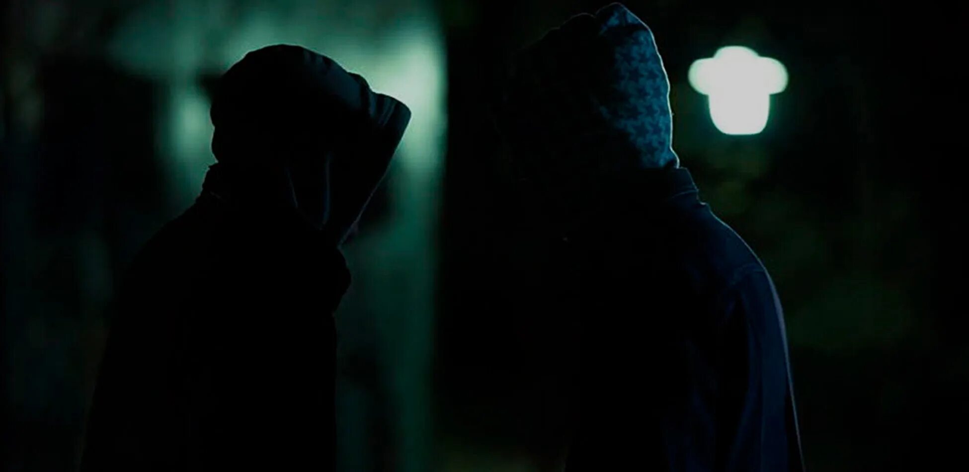 Парень в капюшоне ночью. Парень в капюшоне со спины. Человек в капюшоне. Парень в капюшоне ночью. Парень в ночном городе.