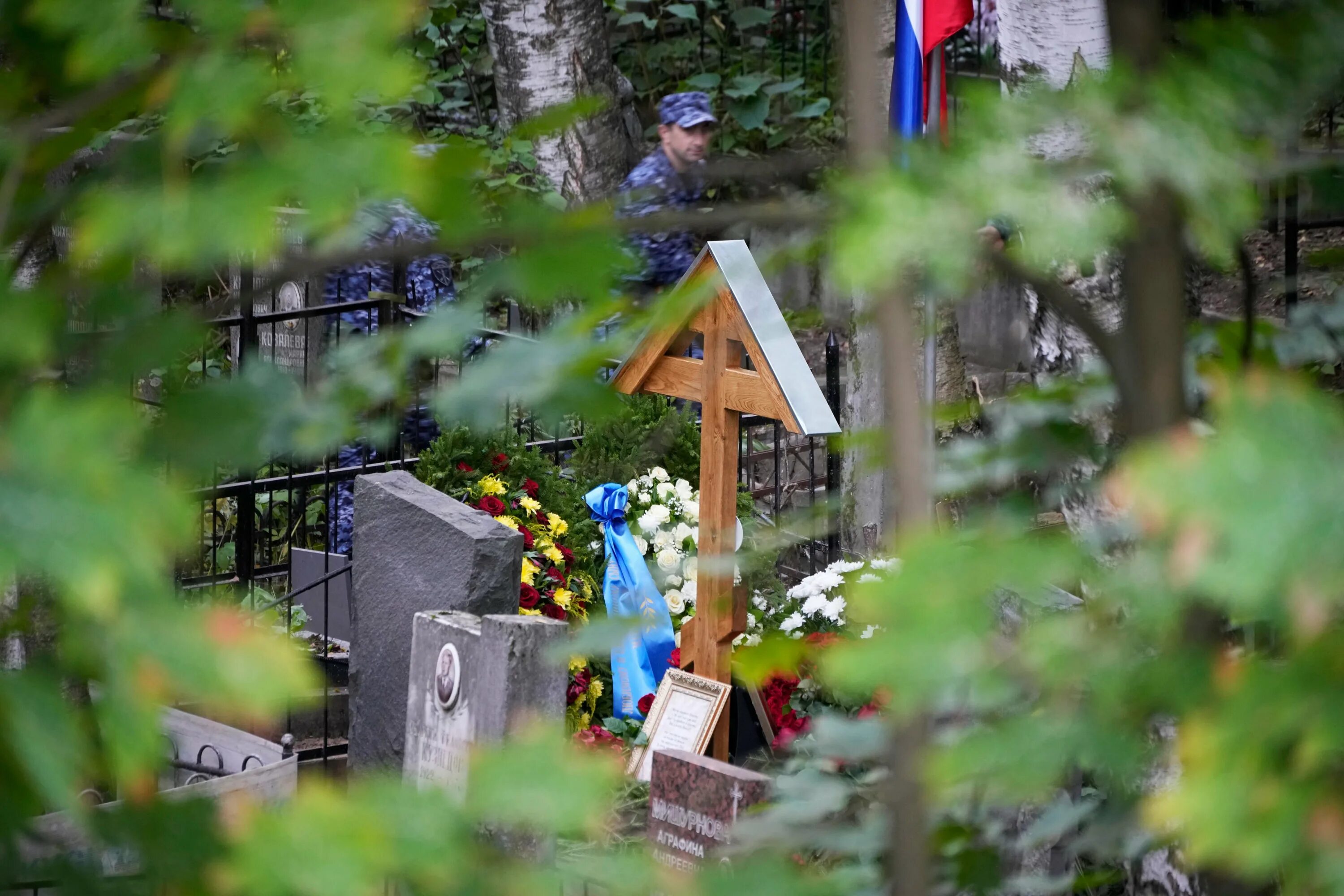 Пороховское кладбище пригожин. Могила пригожина на пороховском кладбище в петербурге. Могила пригожина на пороховском кладбище в петербурге. Пригожин похоронен на кладбище. Могила пригожина на пороховском кладбище в петербурге.