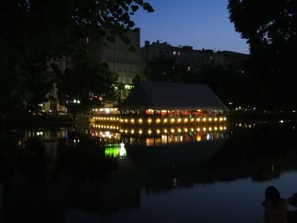 По вечерам над воздух. Вечер над ресторанами. По вечерам над ресторанами. Вечер над ресторанами фото.