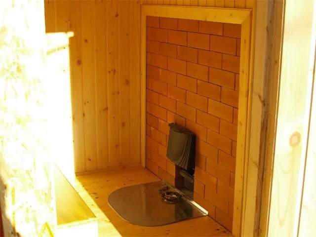 Предбанник в бане из кирпича. Печь с топкой из предбанника. баня топка с предбанника. вокруг печки в бане отделка. баня с топкой из предбанника.