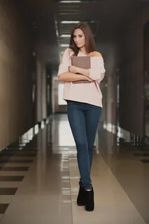 Холла девушка