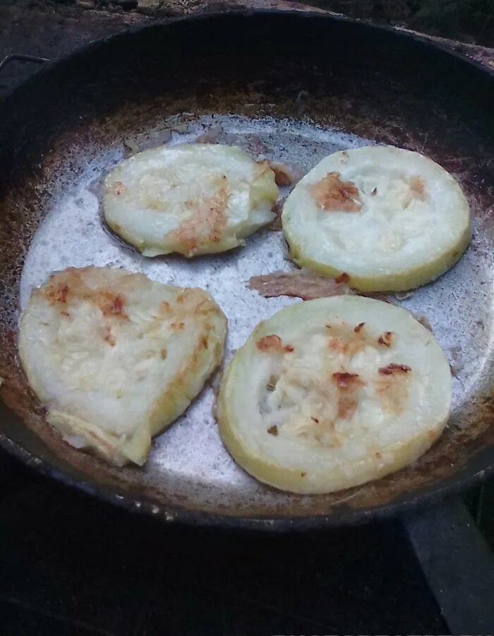 жареные кабачки кружочками на сковороде с чесноком. цукини кружочками на сковороде. пожарить кабачок кольцами на сковороде. пассированные кабачки. жареные кольца из кабачков.