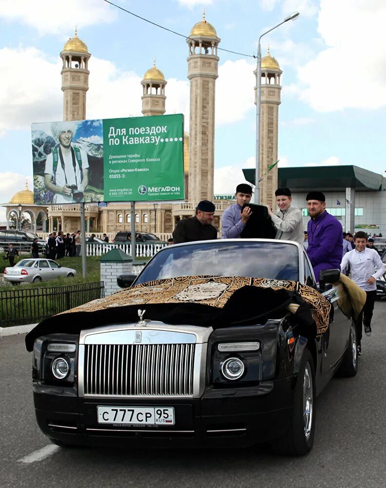 Машины мусульман. Автопарк Рамзана Кадырова. Кадыров Роллс Ройс. Рамзан Кадыров автопарк. Роллс Ройс Рамзана Кадырова.