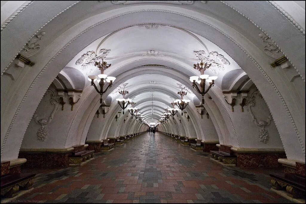 Метро арбатская сработала. Станция метро арбатская арбатско-покровской линии. Метро арбатская сработала. Московское метро станция арбатская. Станция метро арбатская арбатско-покровской линии.