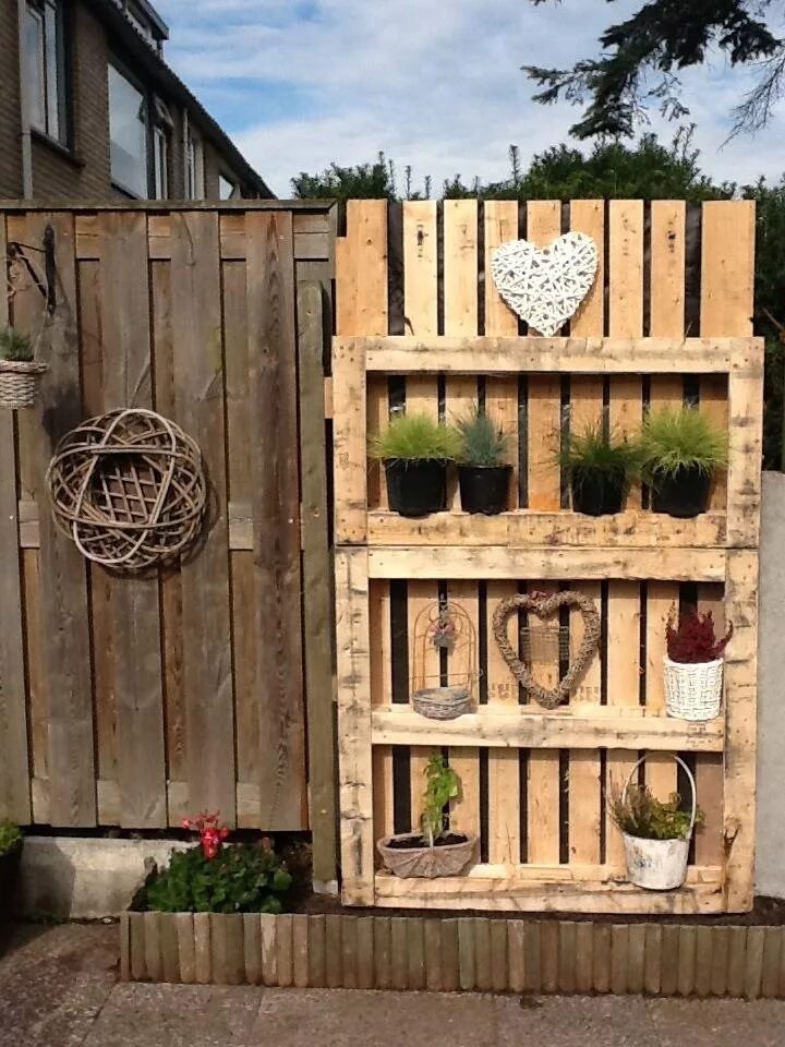 Деревянный забор из паллет. Забор из поддонов. Забор из поддонов для дачи. Декоративный забор из поддонов. Забор из поддонов для дачи.