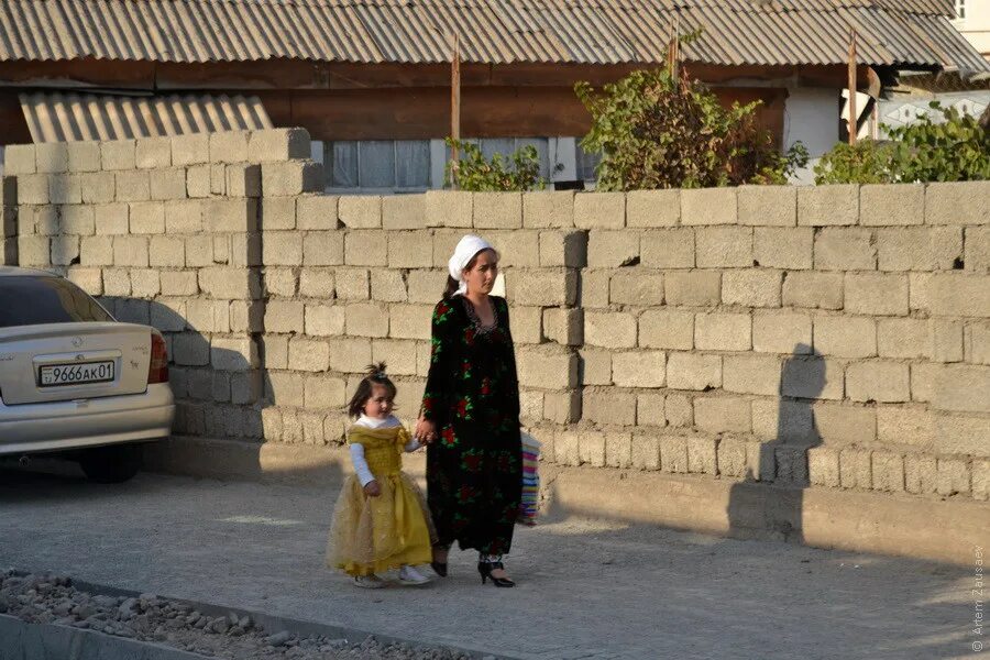 Сколько девушке кишлака. Таджикистан город Вахдат. Город Орджоникидзеабад Таджикистан. Таджикистан город Вахдат кишлак. Худжандские девушки.