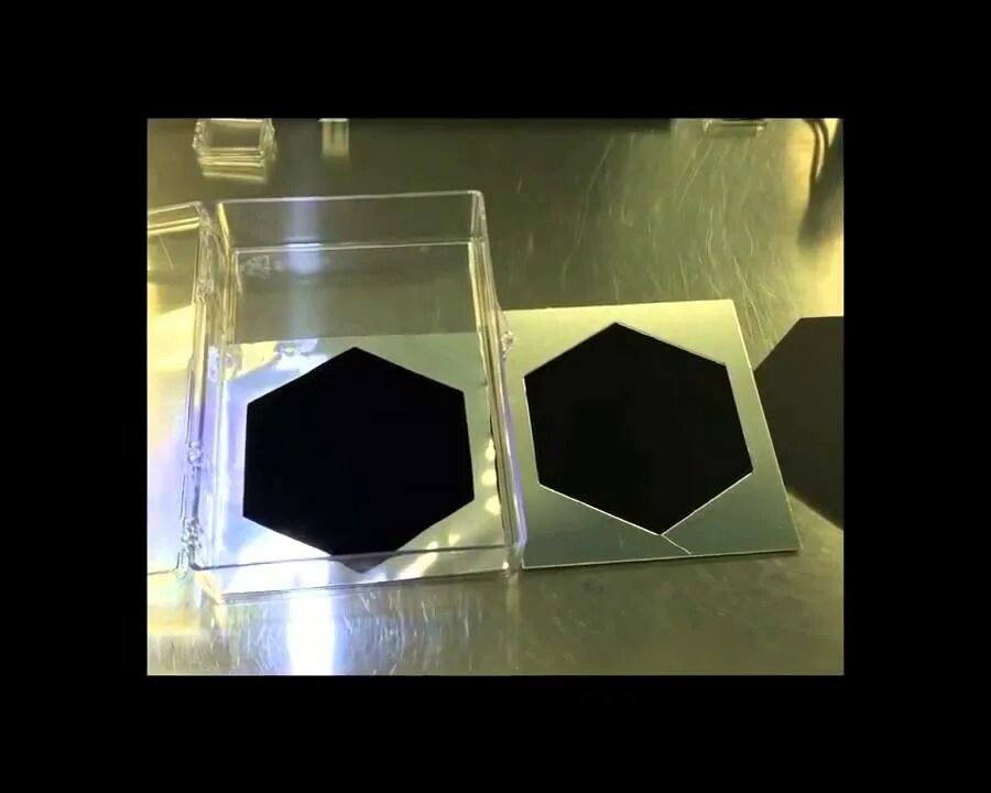 Самый черный материал. Материал поглощающий свет 99.9. Вантаблэк 2. Vantablack группа. Абсолютно черный материал.