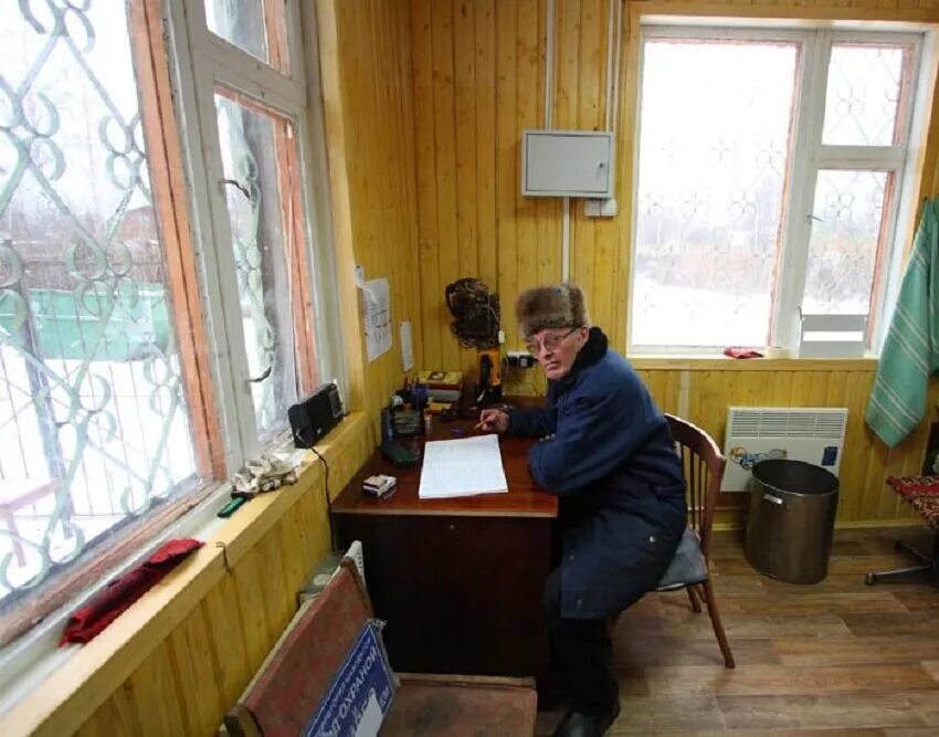 Комната вахтера. Домик сторожа. сторожка сторожа. домик сторожа в снт. комната сторожа.