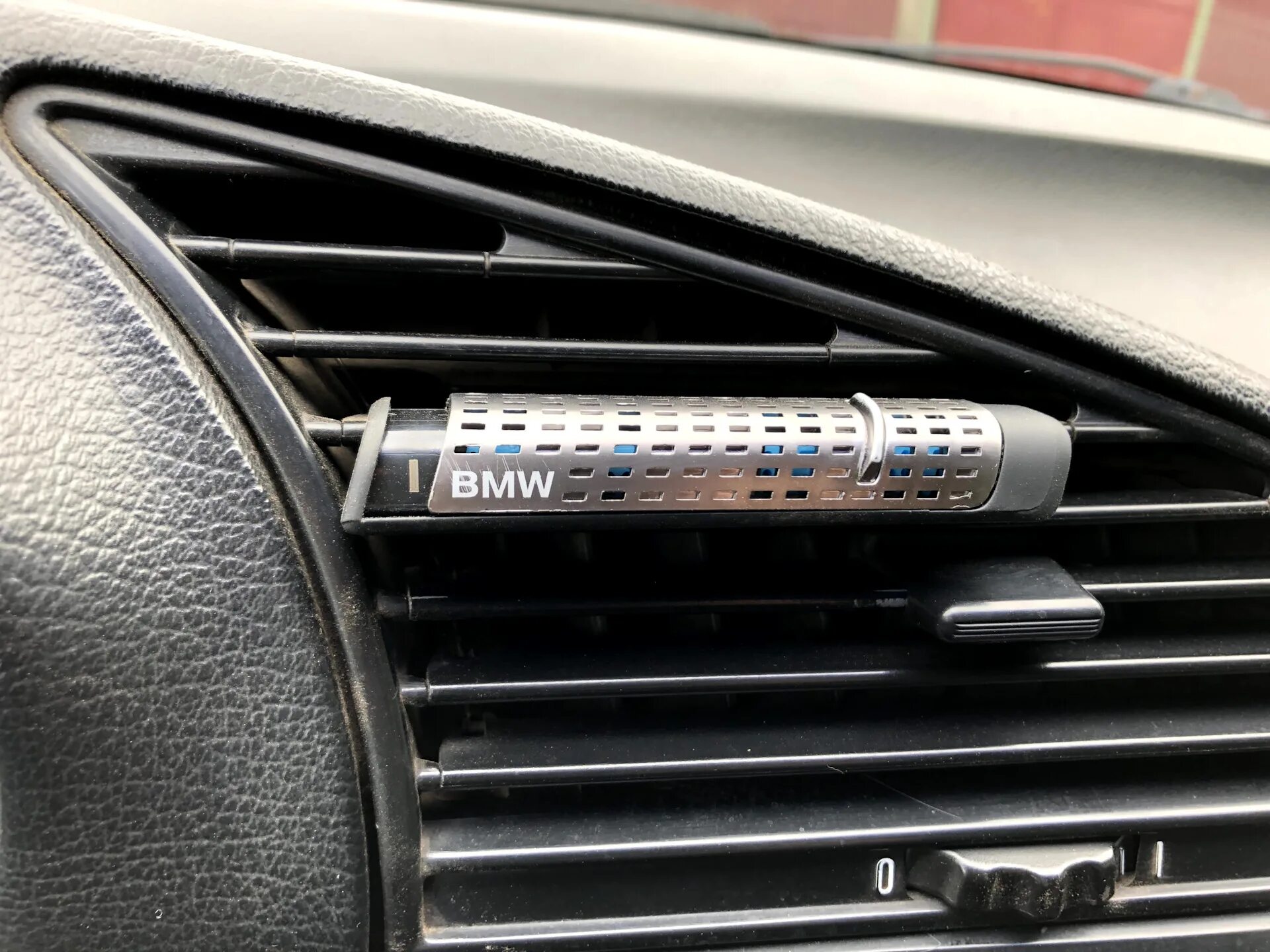 Ароматизатор bmw оригинальный. Bmw 64119382585 ароматизатор. Вонючка бмв оригинал. Ароматизатор бмв е70. Пахучка bmw.