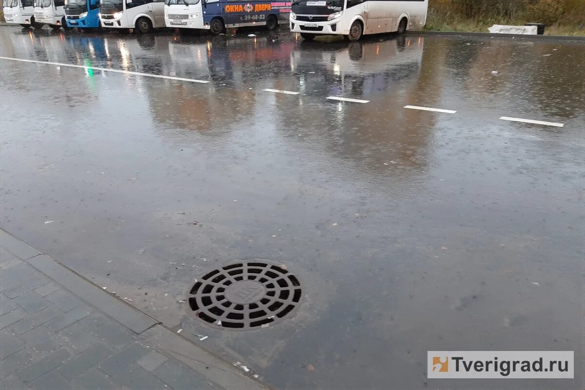 Плывет по дороге. Затопления от дождя на дороге москва - сергиев посад. Жизненные дороги. Ливневая канализация дороги лоток. Симферополь мост на улице толстого.