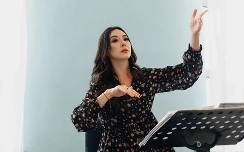 Ішімдік ішкен әйелдің жатуы түсірілген видео