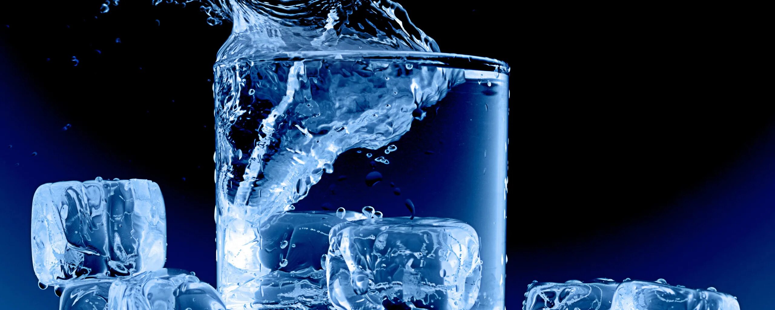 Вода со льдом градусов. При какой температуре по цельсию замерзает вода. Вода со льдом градусов. Лед в стакане. Джин тоник с лимоном.
