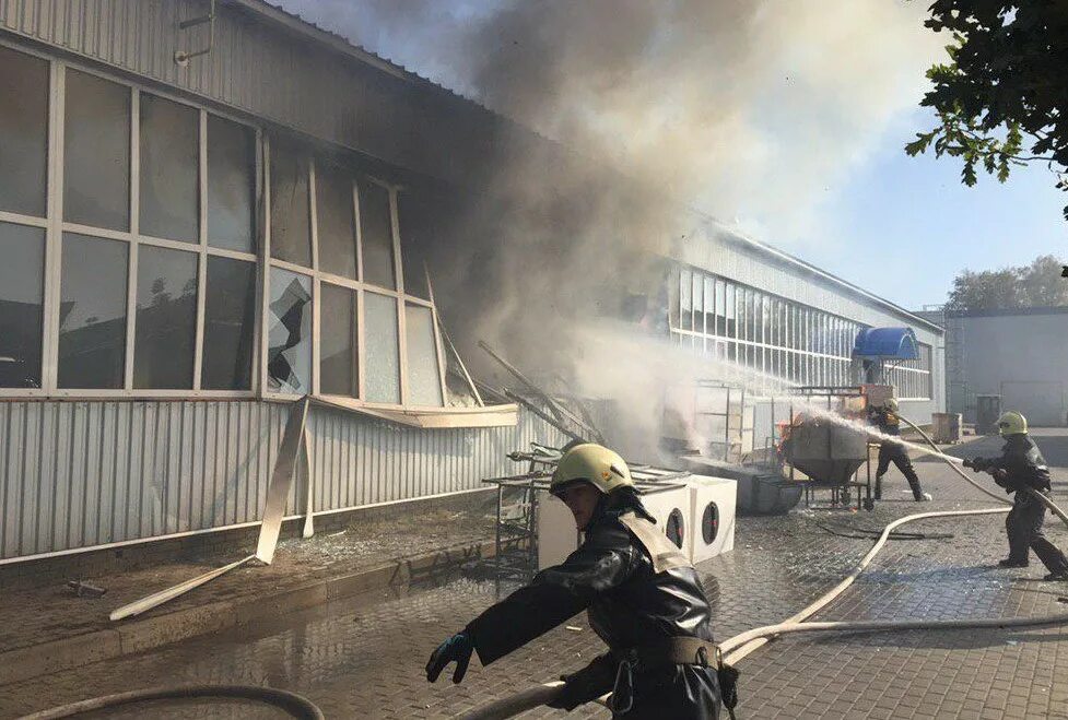 Взрывы в сумах. Завод в Сумах взорвали. Авария на заводе Украина. В Сумах прогремел взрыв. Пожар в производственном цехе.