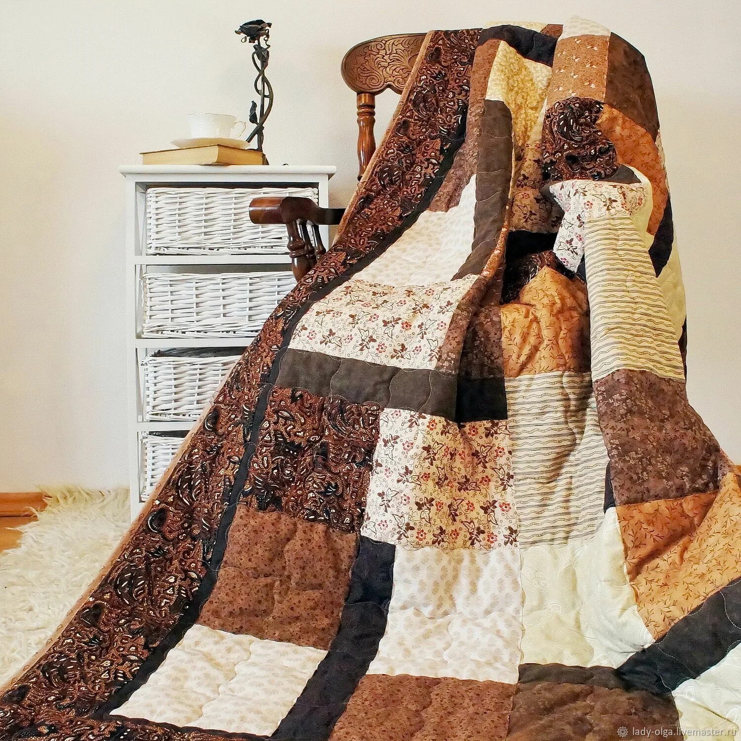 Покрывало на кровать пэчворк. Пэчворк коричневый. Покрывала в стиле пэчворк. Клив джонсон «лоскутное одеяло». Пэчворк коричневый.
