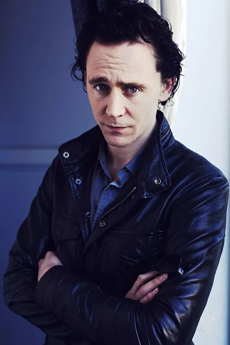 Локи актер том хиддлстон локи. Локи актер том хиддлстон. Актер том хиддлстон. Локки актер. Томас уильям хиддлстон.