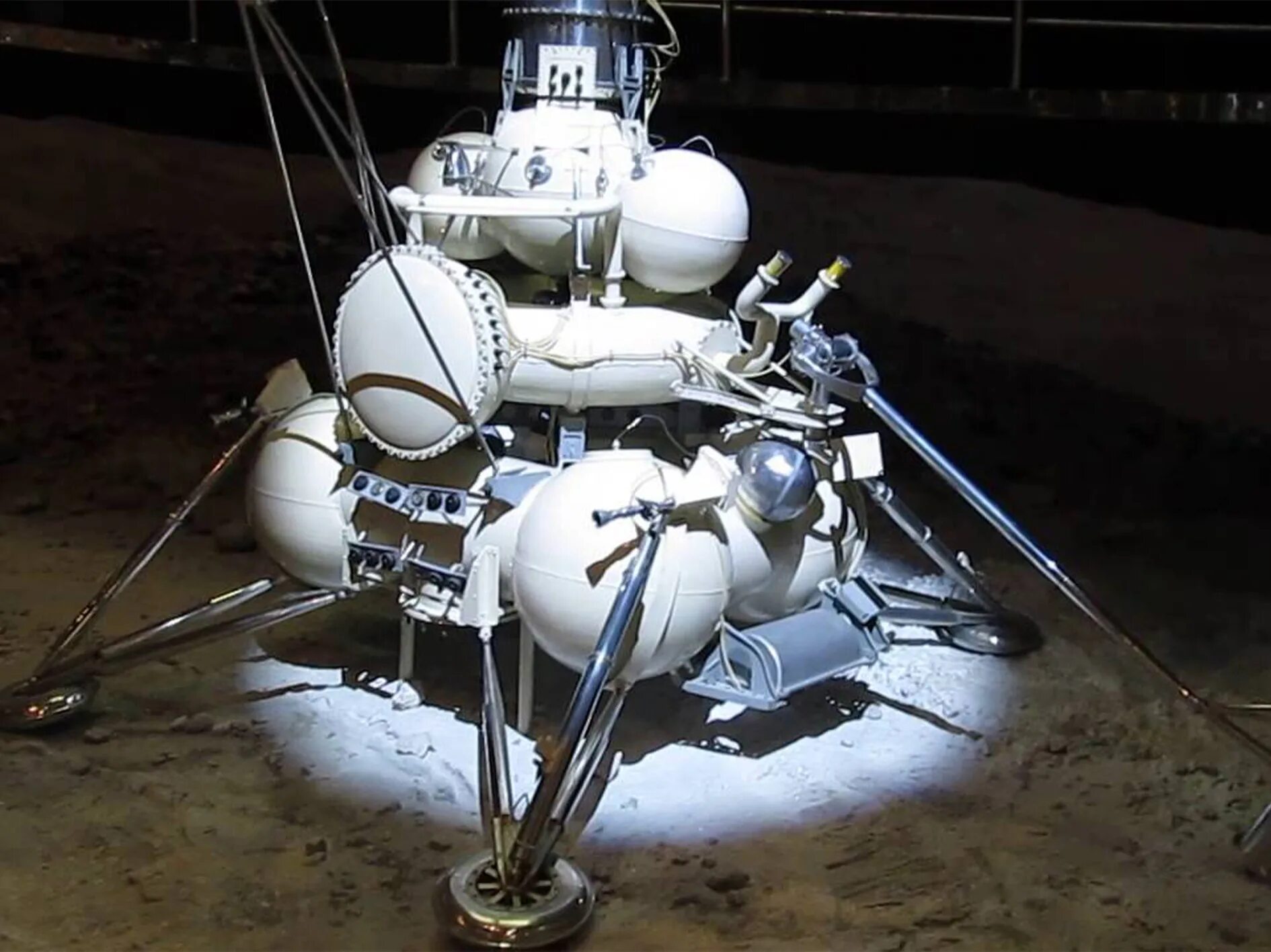 Какой аппарат совершил мягкую посадку на луну. Луна-17 автоматическая межпланетная станция. Первый Планетоход «Луноход-1». Луна 17 и Луноход 1. Луноход 1 СССР.