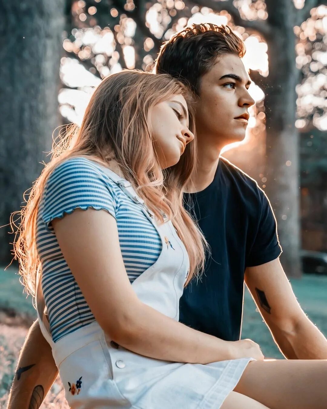 Парень и девушка грустные. Сериал ривердейл джагхед и бетти. Любовь подростков поцелуи. Роза любви. Хардин и тесса сохры.