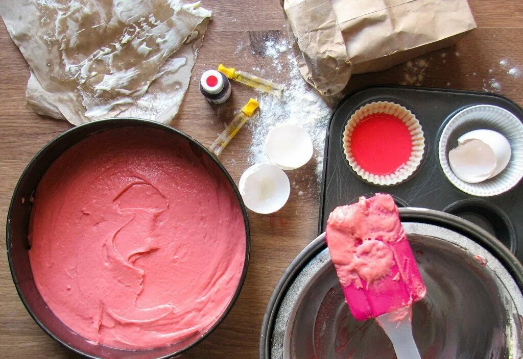 Как можно получить розовый. Розовый краситель для торта. Розовый пищевой краситель. Краситель для теста. Розовое тесто.