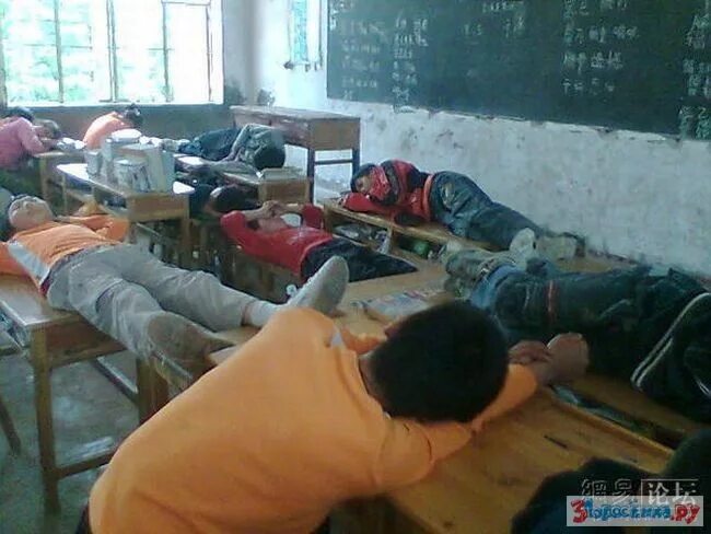 Дети спят в школе. Тихий час в китайской школе.