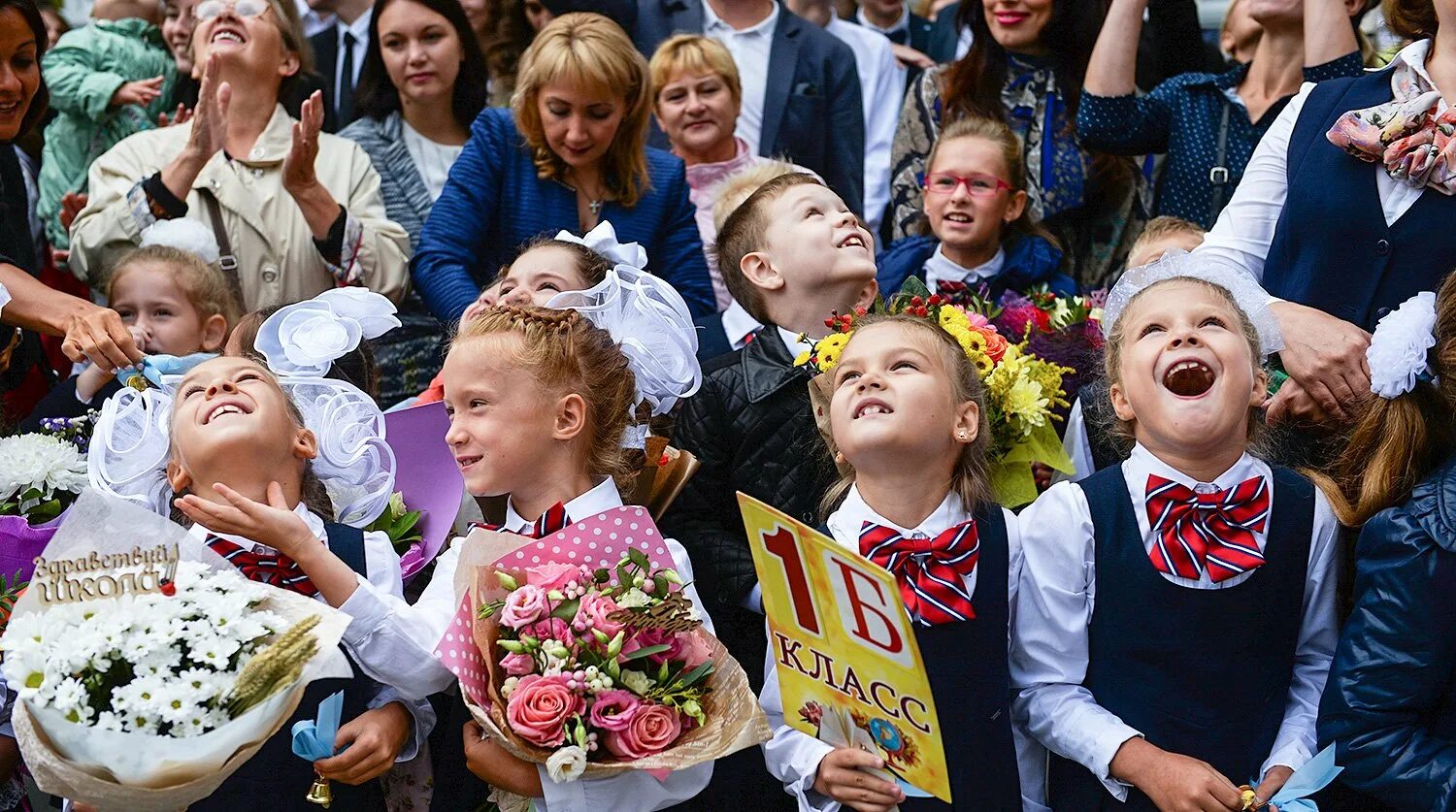 Дети на линейке 1 сентября. День знаний. Первоклассники линейка в школе. День знаний в России. Учитель сми