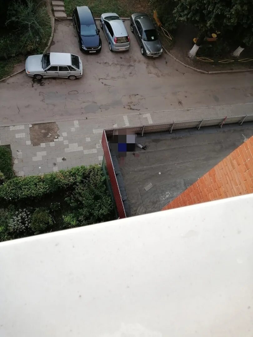 Человек сбросился с крыши.