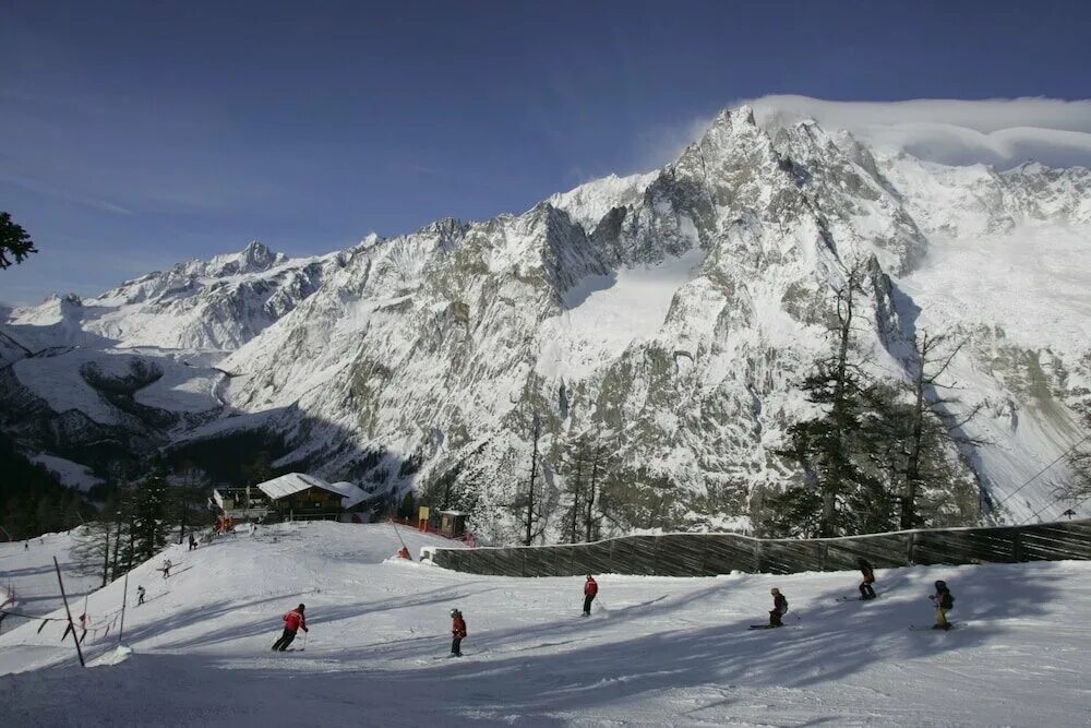 Курмаер италия пик. Courmayeur горнолыжный курорт. Курмайор италия зимой. Курмайор горнолыжный курорт. Курмайор (courmayeur).
