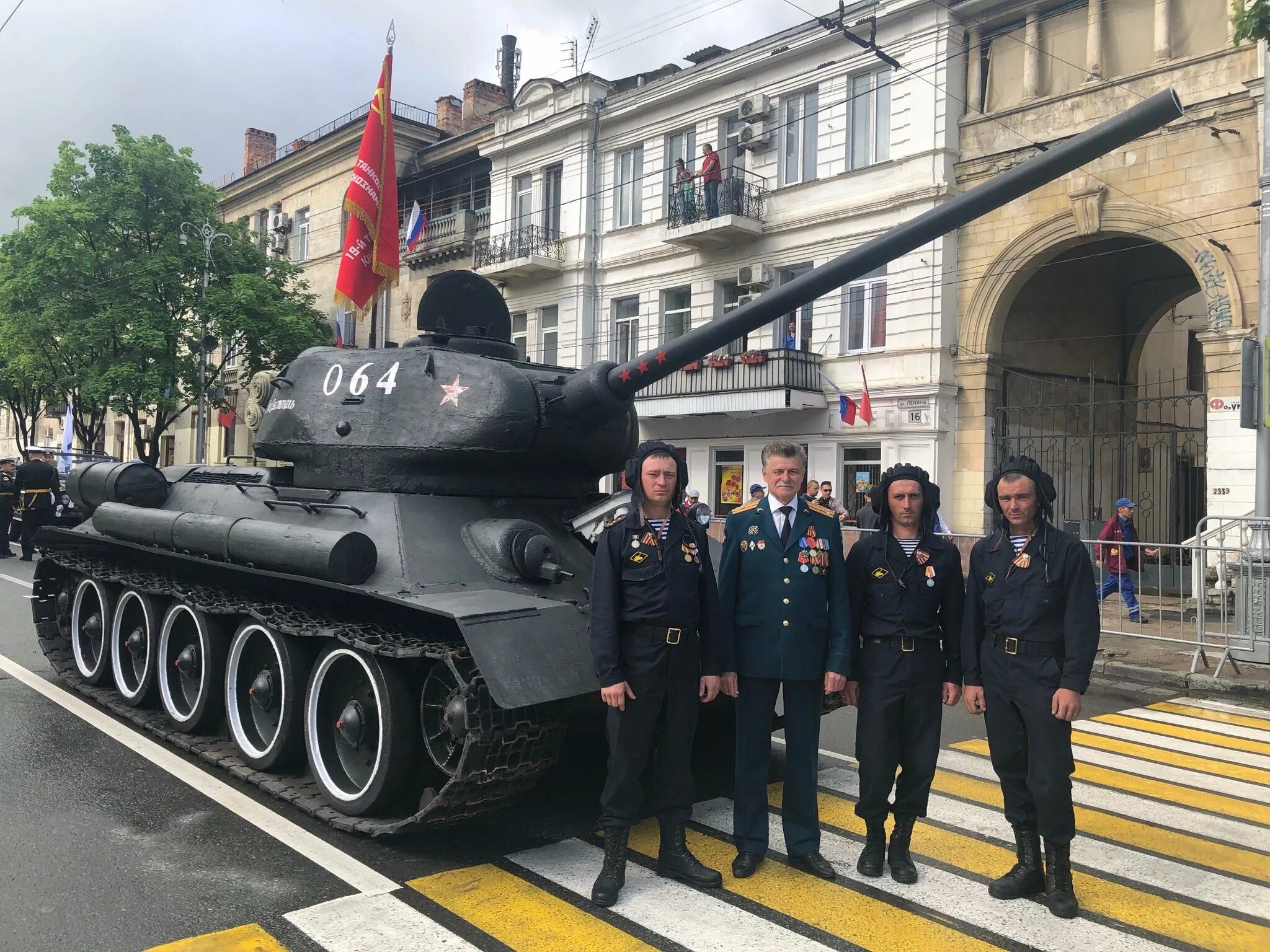 Т 34 победы. Танк т-34 Севастополь. Т-34-85 на параде Победы. Танк т 34 85 на параде. Танк Победы т 34.