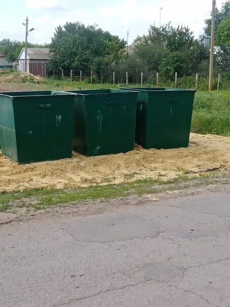 Мусорные контейнеры в частном секторе. Мусорная баки в поселке. Контейнерные площадки в частном секторе с мусором. Мусорные контейнеры в частном секторе. Мусорные контейнеры в частном секторе.