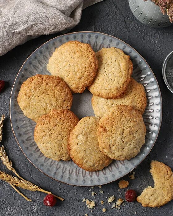 Рецепт вкусных овсяных печений в домашних условиях. Овсяные печенья. Овсяные печенье домашнее. Печенье из овсяных хлопьев домашнее. Печенье домашнее простые овсяные.