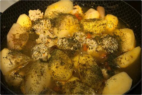 Картошка с индейкой и грибами в духовке
